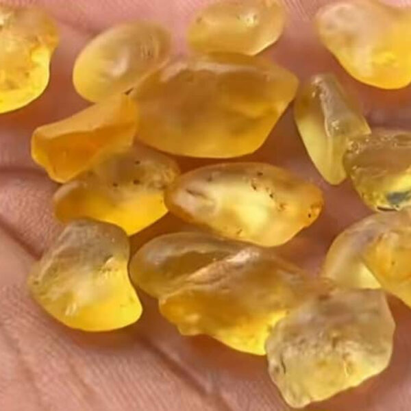 Rough Yellow Sapphire Gem 300 usd per carat colour AAA
